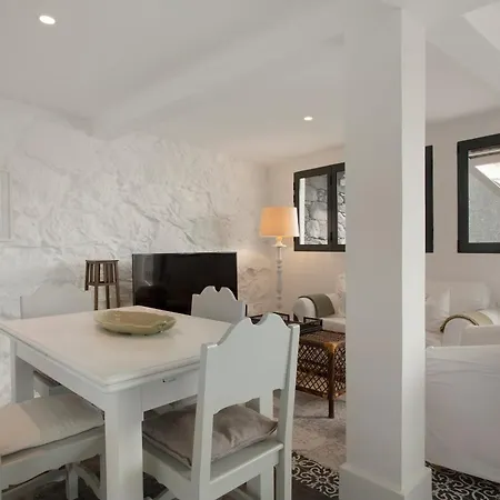 The Village Loft شاليه كانيكو