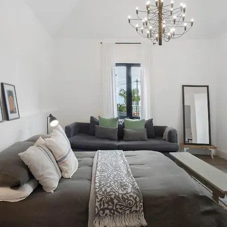 The Village Loft בקתה *