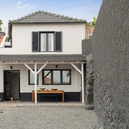The Village Loft בקתה
